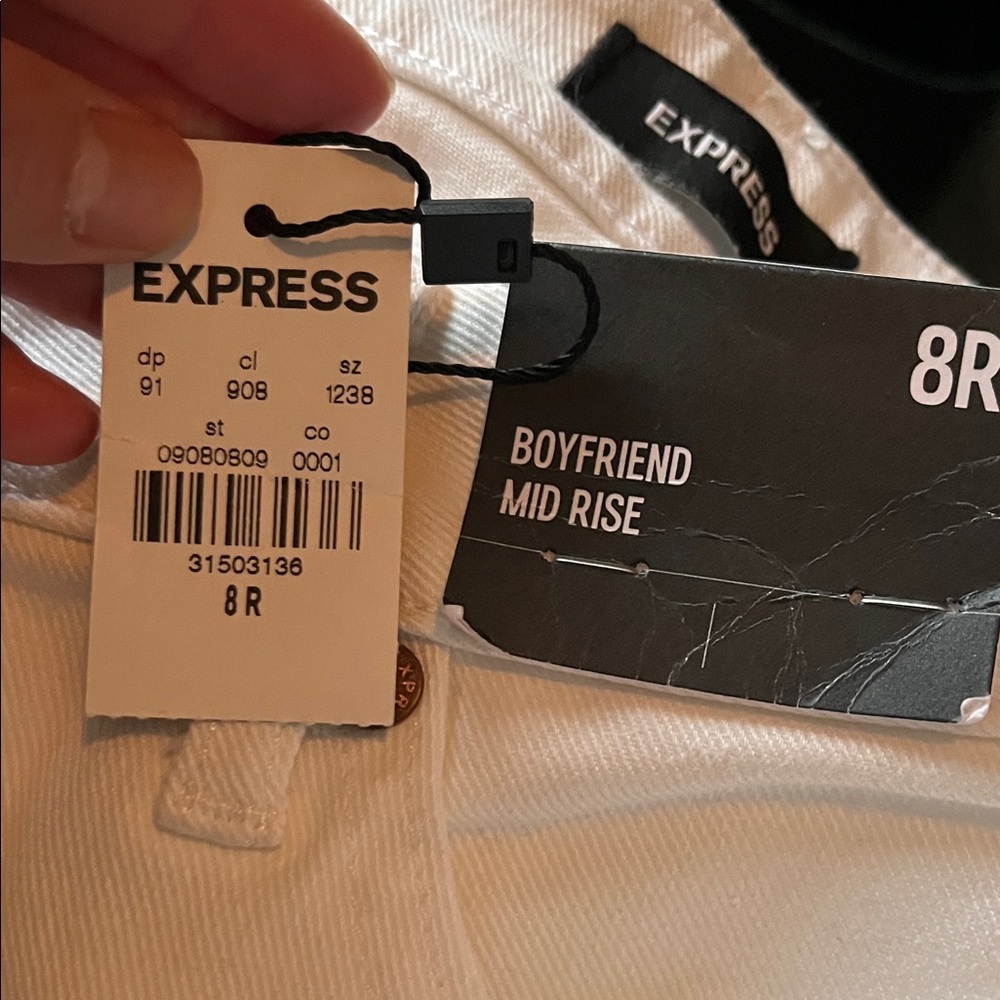 Express Women’s 8R White Boyfriend Fit Distressed Jeans NWT - Picture 6 of 7